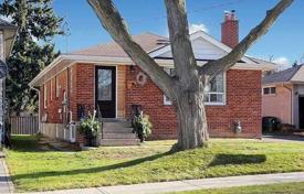 4 dormitorio casa de pueblo en Etobicoke, Canadá. C$1 170 000