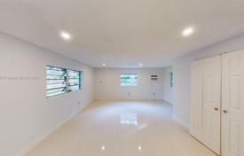 4 dormitorio casa de pueblo 187 m² en Miami, Estados Unidos. $820 000