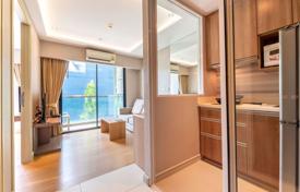 1-dormitorio apartamentos en condominio en Khlong Toei, Tailandia. $166 000