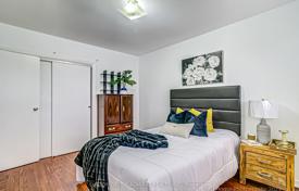 8 dormitorio adosado en North York, Canadá. C$1 405 000