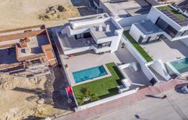 Situado a poca distancia de tiendas y restaurantes en Rojales. Villa con piscina (7*3) m² y jardín en una parcela privada de 295 m².. 498 000 €