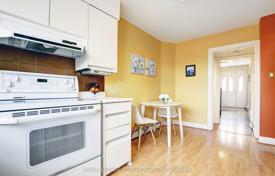 10 dormitorio casa de pueblo en Scarborough, Canadá. C$1 310 000