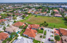 Casa de pueblo – West End, Miami, Florida,  Estados Unidos. $765 000