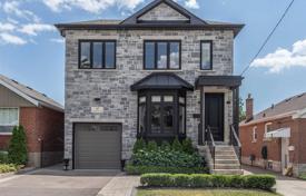 Casa de pueblo – East York, Toronto, Ontario,  Canadá. C$1 968 000