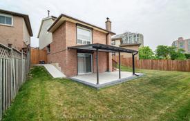 7 dormitorio casa de pueblo en Etobicoke, Canadá. C$1 165 000