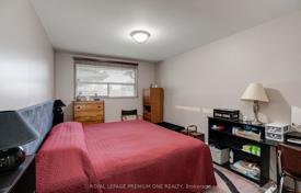 8 dormitorio adosado en North York, Canadá. C$1 225 000