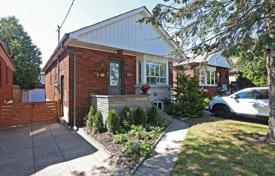 Casa de pueblo – East York, Toronto, Ontario,  Canadá. C$1 261 000