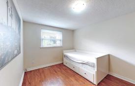 12 dormitorio adosado en North York, Canadá. C$1 669 000