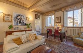 6 dormitorio piso 195 m² en Siena, Italia. 630 000 €