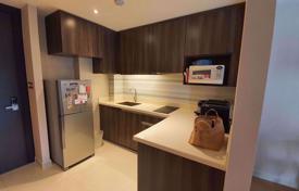 1-dormitorio apartamentos en condominio en Khlong Toei, Tailandia. $172 000