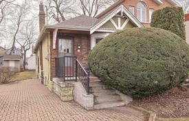 Casa de pueblo – East York, Toronto, Ontario,  Canadá. C$1 971 000