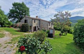5 dormitorio villa 350 m² en Radicofani, Italia. 1 000 000 €