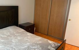 6 dormitorio piso en Yonge Street, Canadá. C$905 000