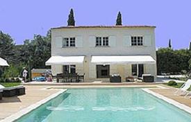 5 dormitorio villa en Saint-Tropez, Francia. 7 600 €  por semana