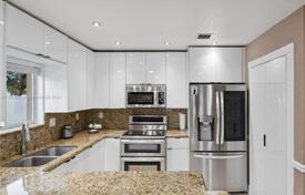 4 dormitorio casa de pueblo 245 m² en Miami, Estados Unidos. $750 000