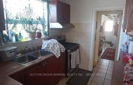 9 dormitorio casa de pueblo en East York, Canadá. C$1 148 000