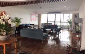 4-dormitorio apartamentos en condominio en Khlong Toei, Tailandia. $3 700  por semana