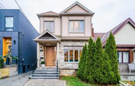 Casa de pueblo – East York, Toronto, Ontario,  Canadá. C$2 286 000