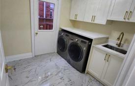 15 dormitorio casa de pueblo en Scarborough, Canadá. C$2 330 000