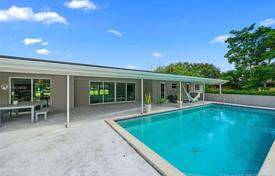 Villa – Miami, Florida, Estados Unidos. 990 000 €