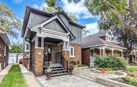 Casa de pueblo – East York, Toronto, Ontario,  Canadá. C$2 474 000