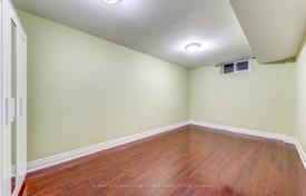 6 dormitorio adosado en North York, Canadá. C$1 167 000