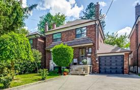 Casa de pueblo – East York, Toronto, Ontario,  Canadá. C$1 958 000