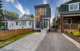 Casa de pueblo – East York, Toronto, Ontario,  Canadá. C$1 683 000