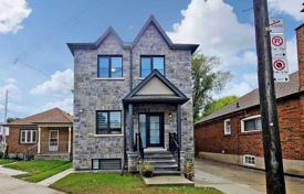 Casa de pueblo – East York, Toronto, Ontario,  Canadá. C$2 129 000