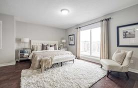 6 dormitorio adosado en North York, Canadá. C$1 154 000