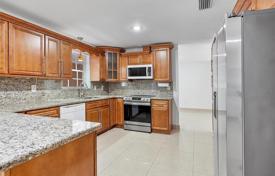 4 dormitorio casa de pueblo 246 m² en Miami, Estados Unidos. $1 037 000