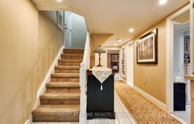 9 dormitorio casa de pueblo en North York, Canadá. C$2 484 000
