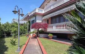 5 dormitorio villa 353 m² en Viareggio, Italia. 765 000 €