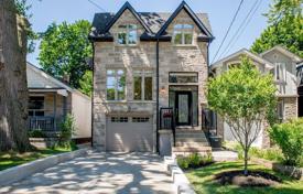 Casa de pueblo – East York, Toronto, Ontario,  Canadá. C$1 483 000