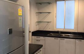 3-dormitorio apartamentos en condominio en Khlong Toei, Tailandia. $2 600  por semana