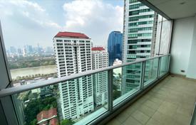 3-dormitorio apartamentos en condominio en Khlong Toei, Tailandia. $3 700  por semana