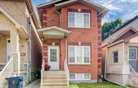 Casa de pueblo – East York, Toronto, Ontario,  Canadá. C$1 168 000