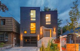 Casa de pueblo – East York, Toronto, Ontario,  Canadá. C$2 493 000
