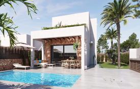 Situado a poca distancia de tiendas y restaurantes en Orihuela Costa. Villa con piscina (7*3) m² y jardín en parcela privada (410 m²).. 760 000 €