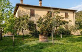 Villa 450 m² en Cortona, Italia. 745 000 €