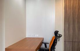1-dormitorio apartamentos en condominio en Khlong Toei, Tailandia. $306 000