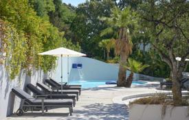 8 dormitorio villa en Agay, Francia. 25 000 €  por semana