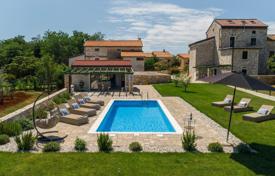 5 dormitorio casa de pueblo 260 m² en Umag, Croacia. 1 180 000 €