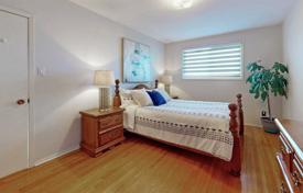 9 dormitorio adosado en North York, Canadá. C$1 271 000