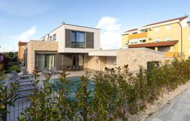 6 dormitorio casa de pueblo 238 m² en Umag, Croacia. Price on request