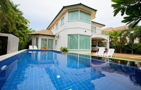 5 dormitorio casa de pueblo 200 m² en Pattaya, Tailandia. $3 300  por semana