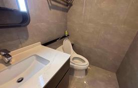 3-dormitorio apartamentos en condominio en Huai Khwang, Tailandia. $4 100  por semana