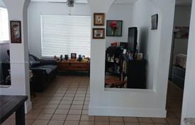 3 dormitorio casa de pueblo 268 m² en Miami, Estados Unidos. $756 000