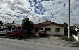 Casa de pueblo – Hialeah, Florida, Estados Unidos. $680 000