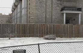 10 dormitorio casa de pueblo en North York, Canadá. C$2 512 000